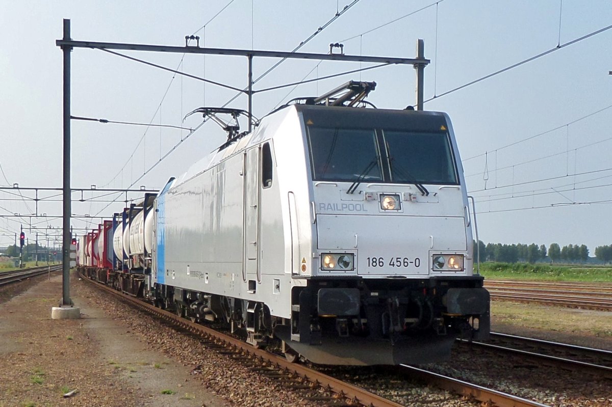 Railpool 186 456 durchfahrt am 23 Juli 2016 mit deren KLV Lage Zwaluwe.