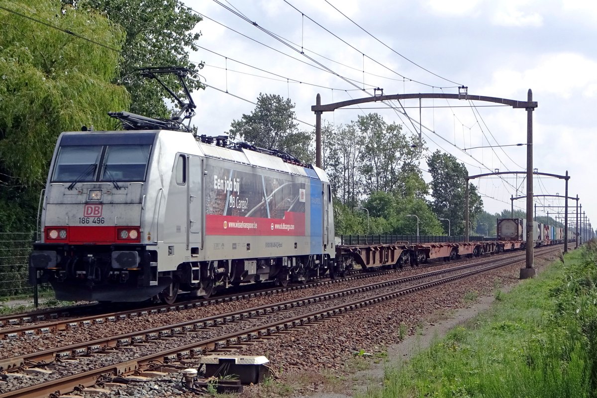 Railpool 186 496 schleppt ein beinahe leeren Conmbinant-Shuttle bei Hulten am 16 Augustus 2019.