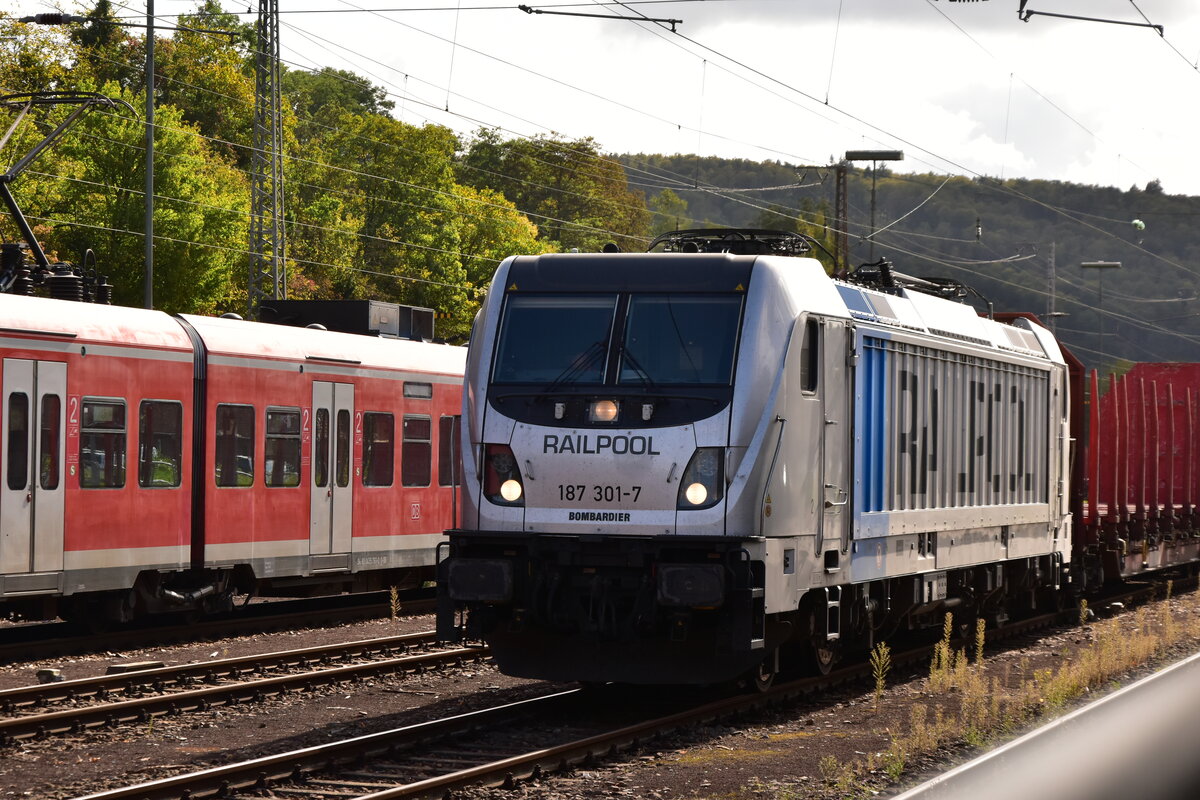 Railpool 187 301 rangiert im Lastmilemodus im Bahnhof Neckarelz mit Holz beladenen Güterwagen für die Firma SETG.  19.10.2023