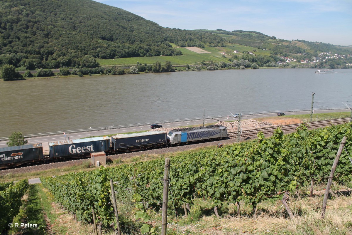 RailPool Lokomotion Zebra mit Container in Richtung Koblenz bei Lorch am Rhein. 18.07.14