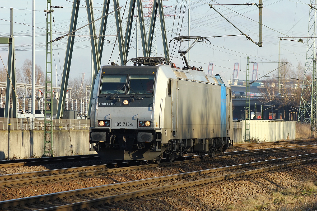 Railpool/boxXpress 185 716-8(ex Eurocom 481 001)summt hier mit einem freundlichen Hupen an den Fotografen vorbei. HH-Waltershof 06.02.2015