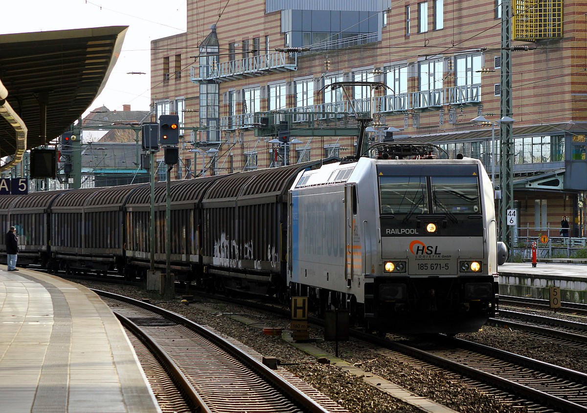 Railpool/HSL 6185 671-5 fährt hier mit einem H-Wagen Ganzzug durch den Bremer Hauptbahnhof. 20.11.15