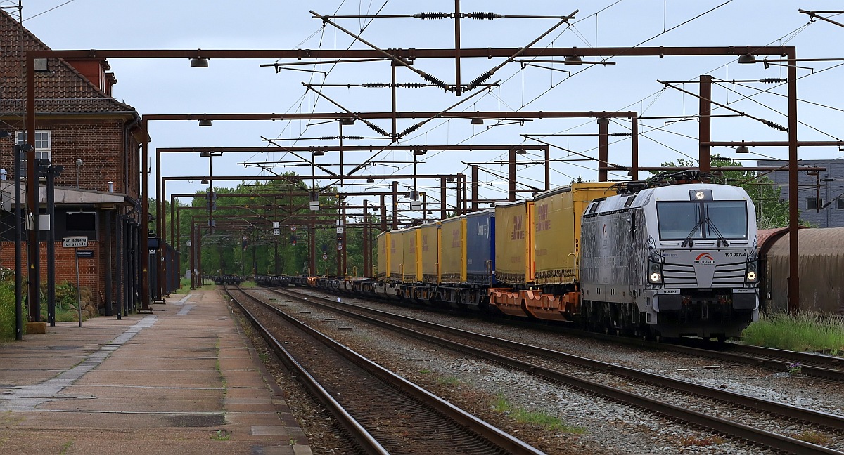 RailPool/TXL 193 997-4 mit dem heute mal spärlich ausgelasteten DHL KLV festgehalten bei der Einfahrt in Pattburg/DK. 23.05.2023