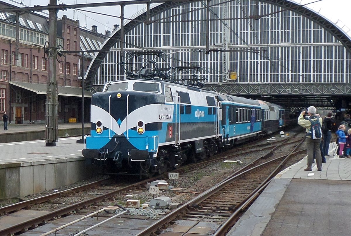 RailPromo 1215 steht am 24 Oktober 2016 mit der Dinner Train in Amsterdam Centraal.