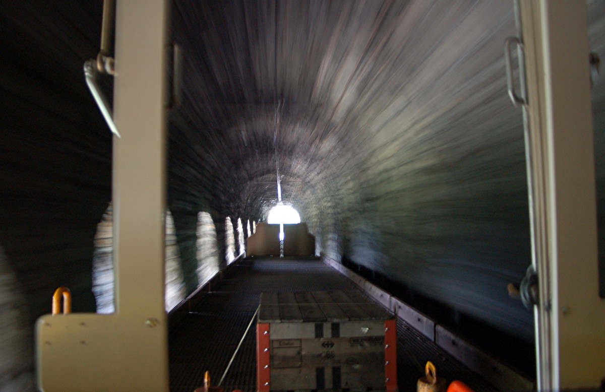 Railrider-Fahrt auf der Albulabahn am 03. September 2006. Ein etwas anderes Erlebnis einer Bahnfahrt und der Versuch eines Fotos, die Situation einzufangen. Die Aufnahme wurde aus dem letzten offenen Wagen zum hinteren Schutzwagen hin gemacht in einer Tunnel-Galerie oberhalb von Filisur.