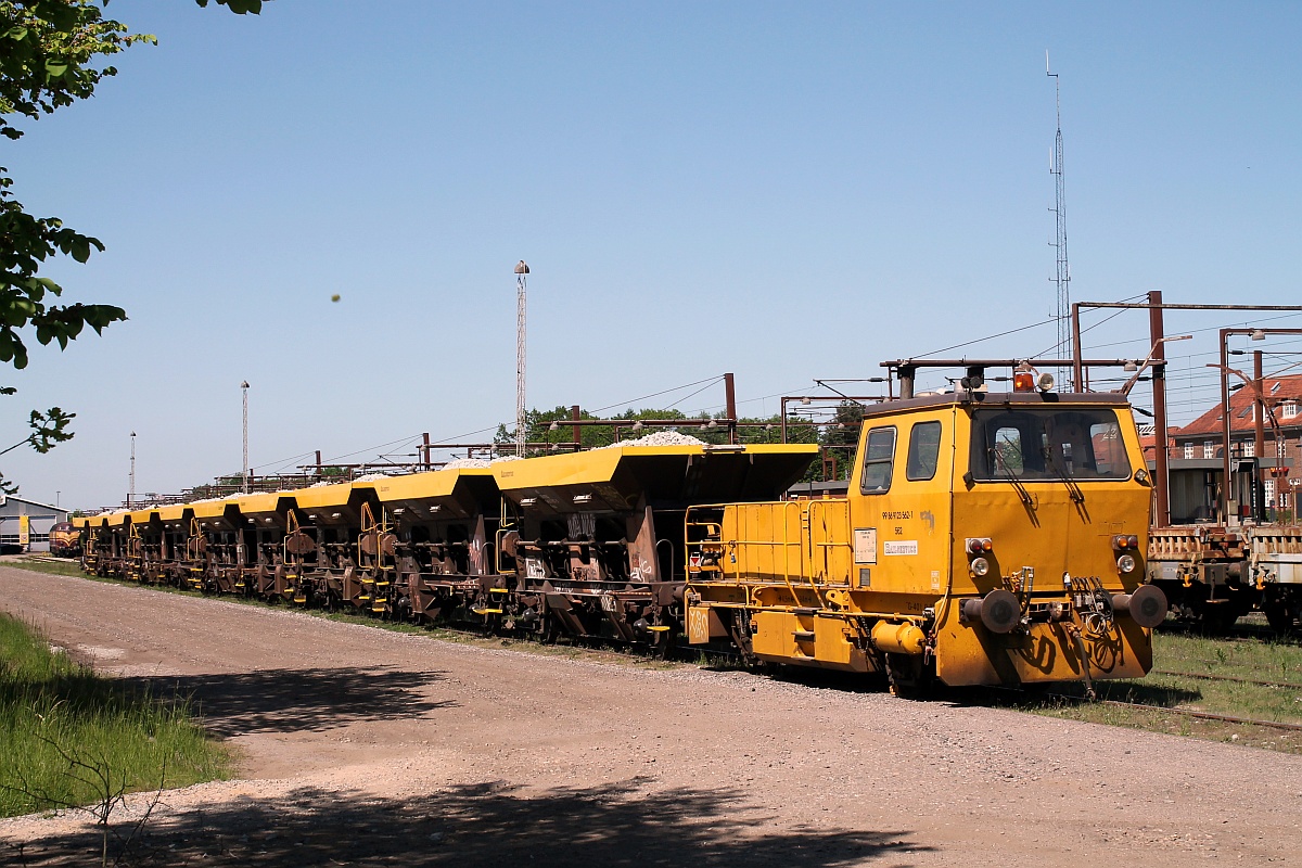 Railservice Jessen DSM 562(99 86 9123 562-1) mit Schuttgutwagenzug im dänischen Padborg aufgenommen. 26.05.2017