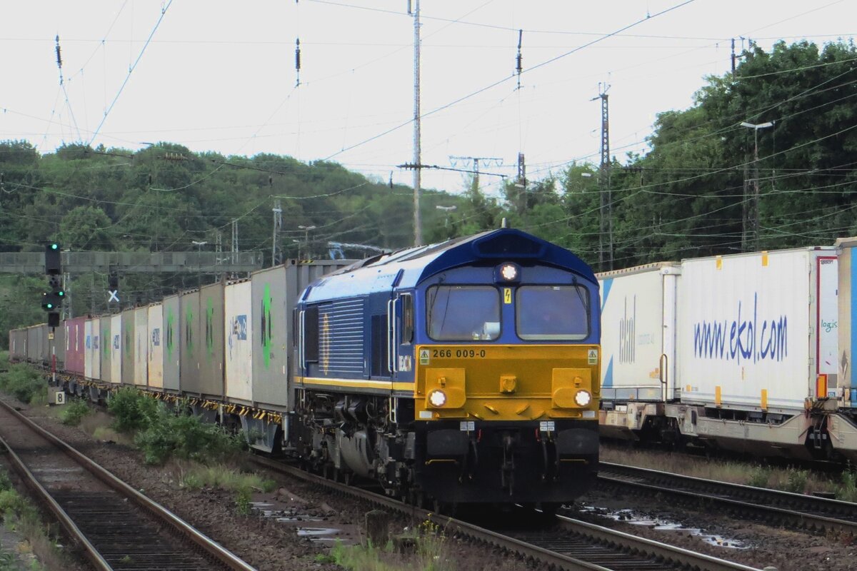 Railtraxx 266 009 schlepyt ein KLV durch Kln West am 19 Mai 2022.