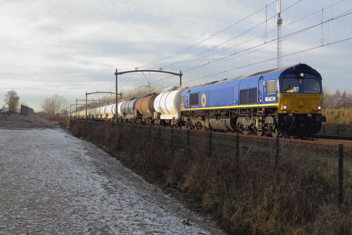 RailTraxx 266 009 zieht ein Kesselwagenzug durch Tilburg-Reeshof am 22 Dezember 2021.