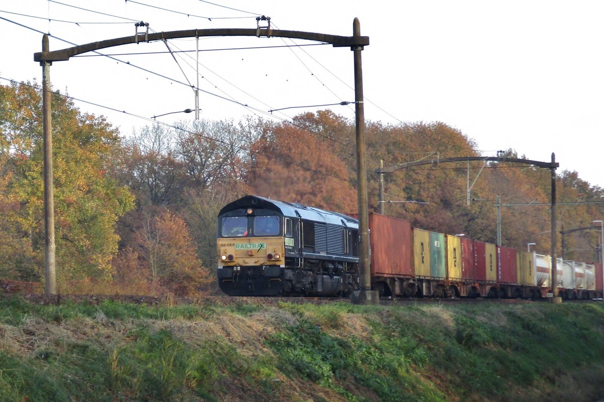 RailTraxx 266 118 durchfahrt Tilburg Oude warande am 23 Novemner 2018. 