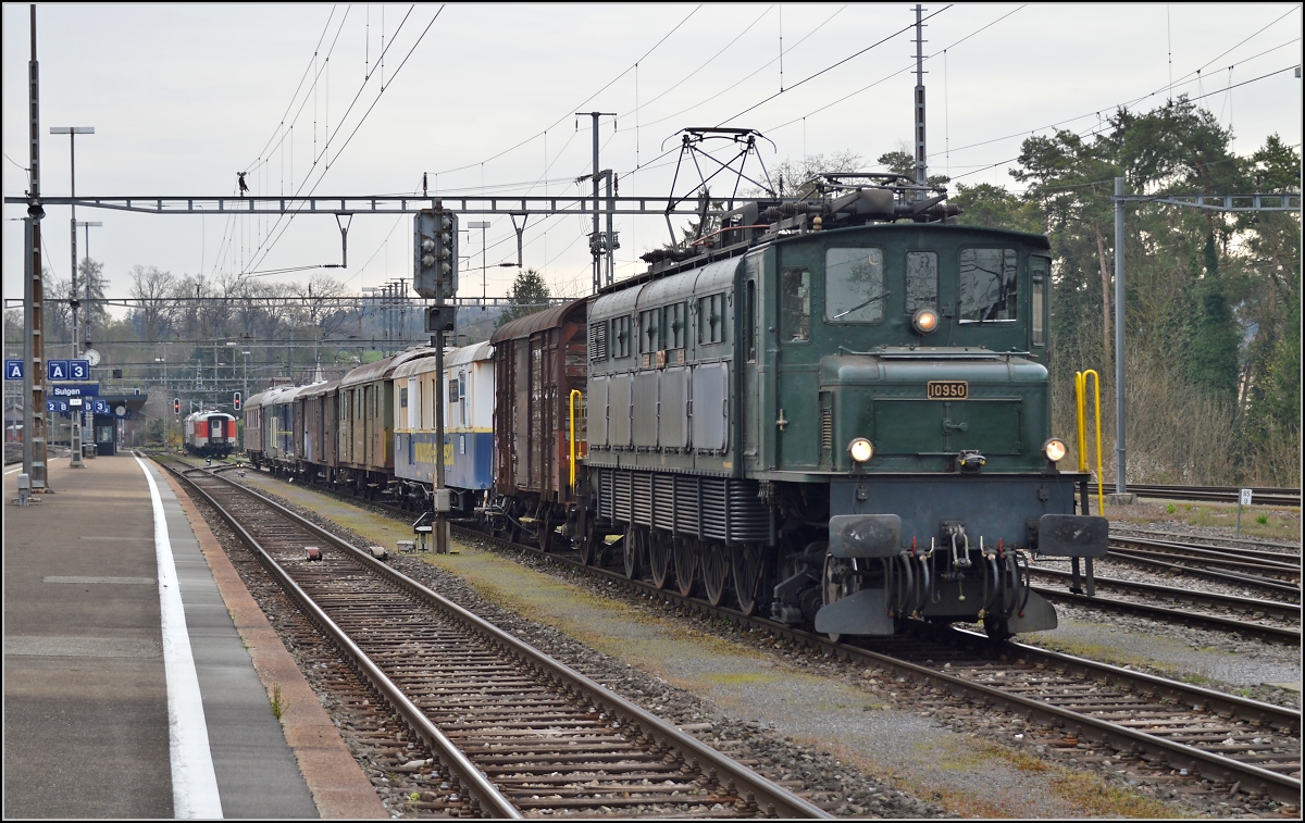Rangierarbeiten in Sulgen am Swisstrainzug mit Ae 4/7 10950. April 2014.