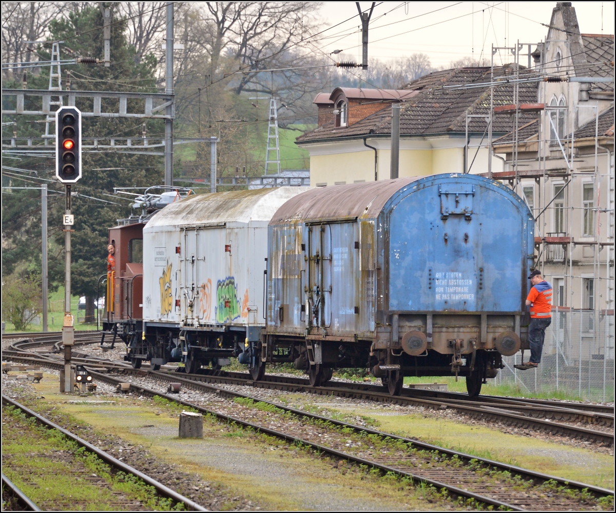 Rangierarbeiten von Tem I (Goofy) mit zwei Güterwägen, die an den Swisstrainzug angehängt werden sollen. Vorne der blaue Interfrigo Ibbghps. Sulgen, April 2014.