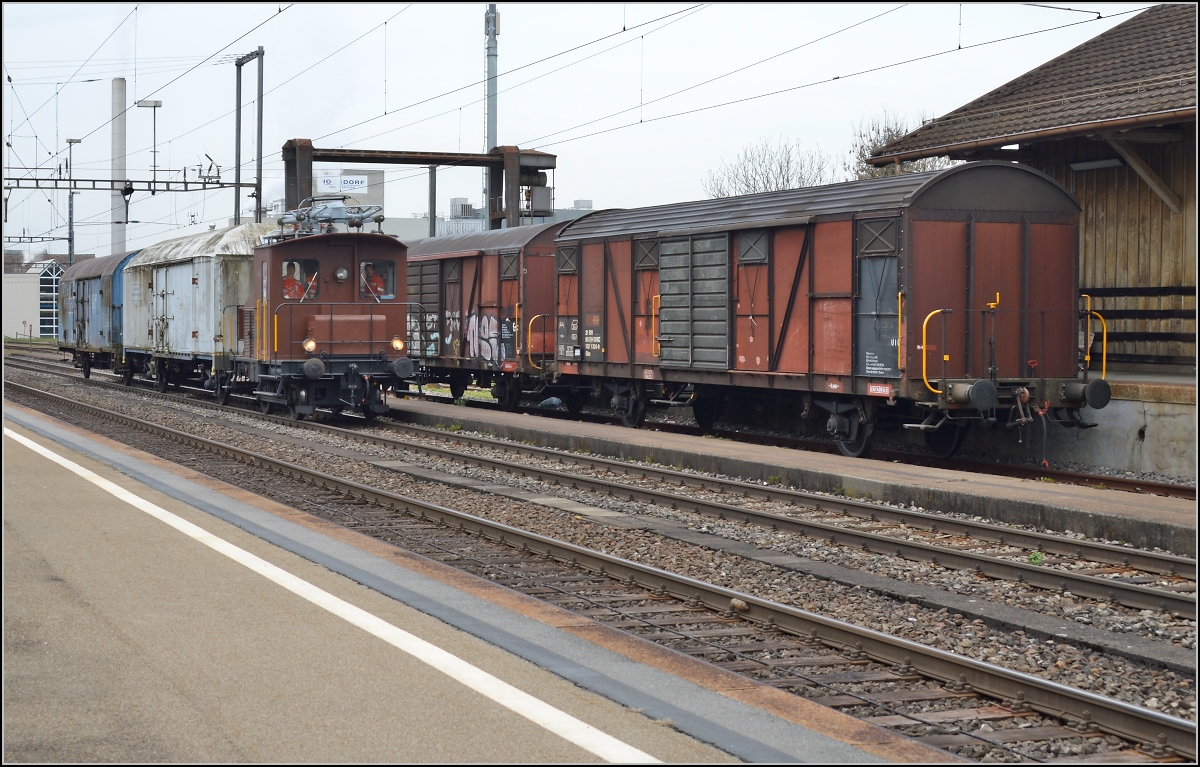 Rangierarbeiten von Tem <sup>I</sup> 273 (Goofy) der Eurovapor mit zwei Gterwgen, die an den Swisstrainzug angehngt werden sollen. Sulgen, April 2014.