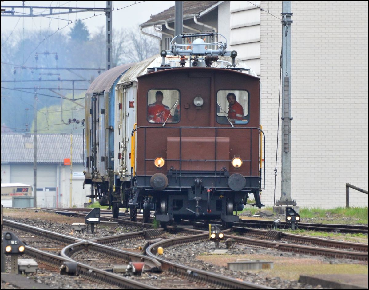 Rangierarbeiten von Tem<sup>I</sup> 273 (Goofy) mit zwei Güterwägen, die an den Swisstrainzug angehängt werden sollen. Hier eine Dieselfahrt. Sulgen, April 2014.
