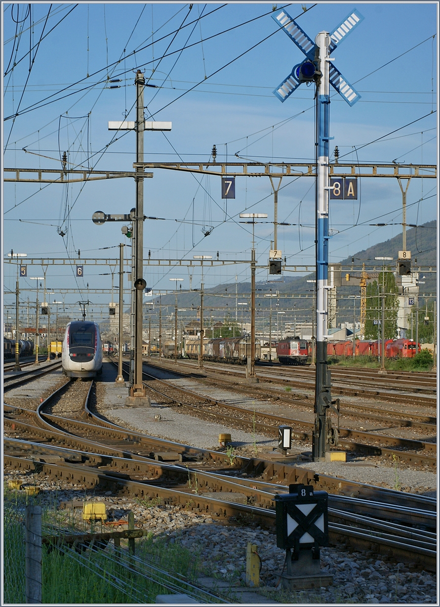  Rangieren verboten  und der TGV Lyria 4411 im Rangierbahnhof von Biel.

24. April 2019
