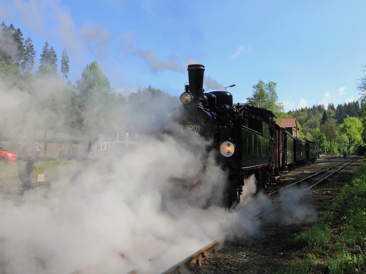 Rangierfahrt 99 5901 im Bahnhof Alexisbad am 20. Mai 2017.
