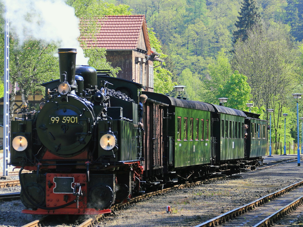 Rangierfahrt 99 5901 im Bahnhof Alexisbad am 20. Mai 2017.