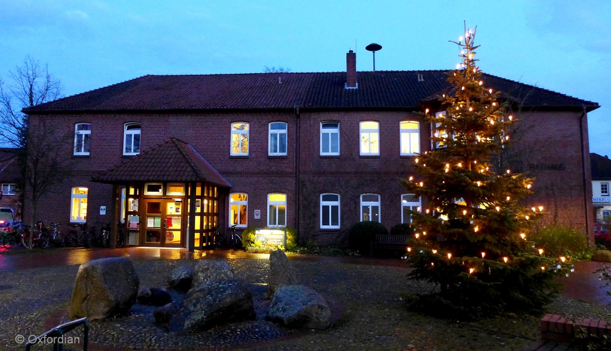 Rathaus Wietzendorf mit Weihnachtsbaum.