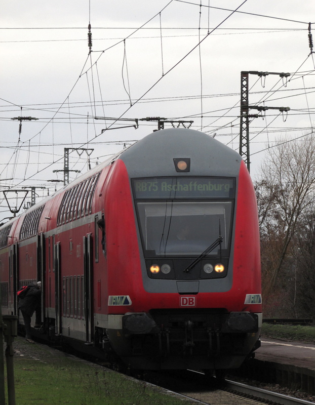 RB 75 nach Aschaffenburg in Bahnhof Weiterstadt am 01.M�rz.2014