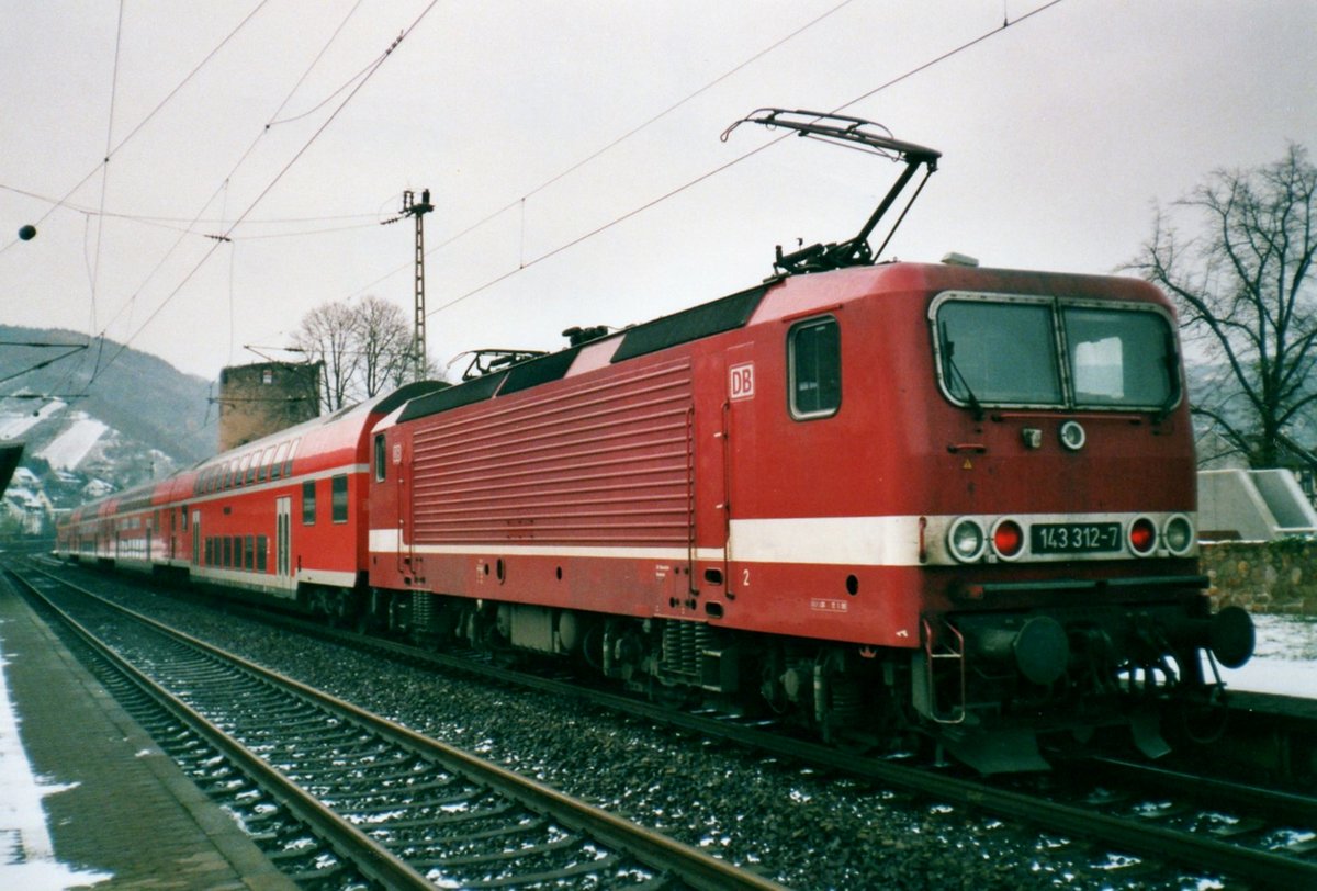 RB mit 143 312 steht am 13 Jänner 2001 in Bacharach. 