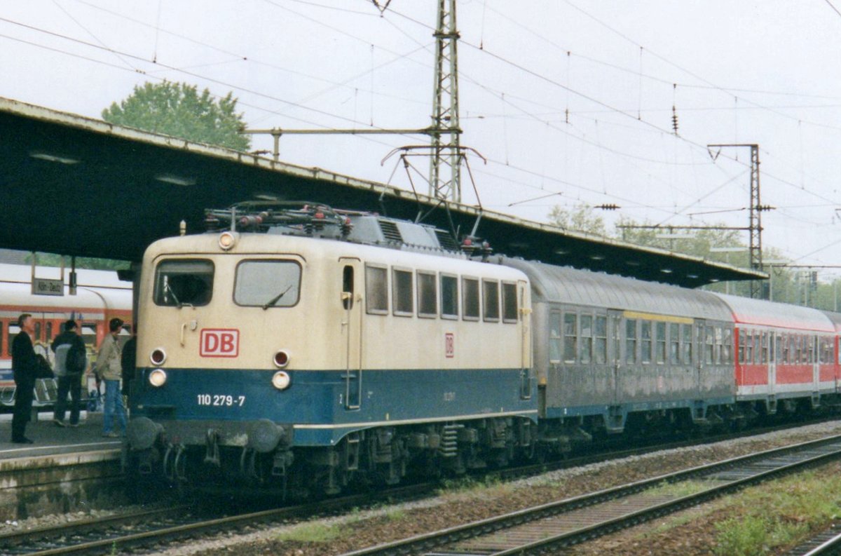 RB nach Mönchengladbach mit 110 279 steht am 28 September 2002 in Köln Deutz. 