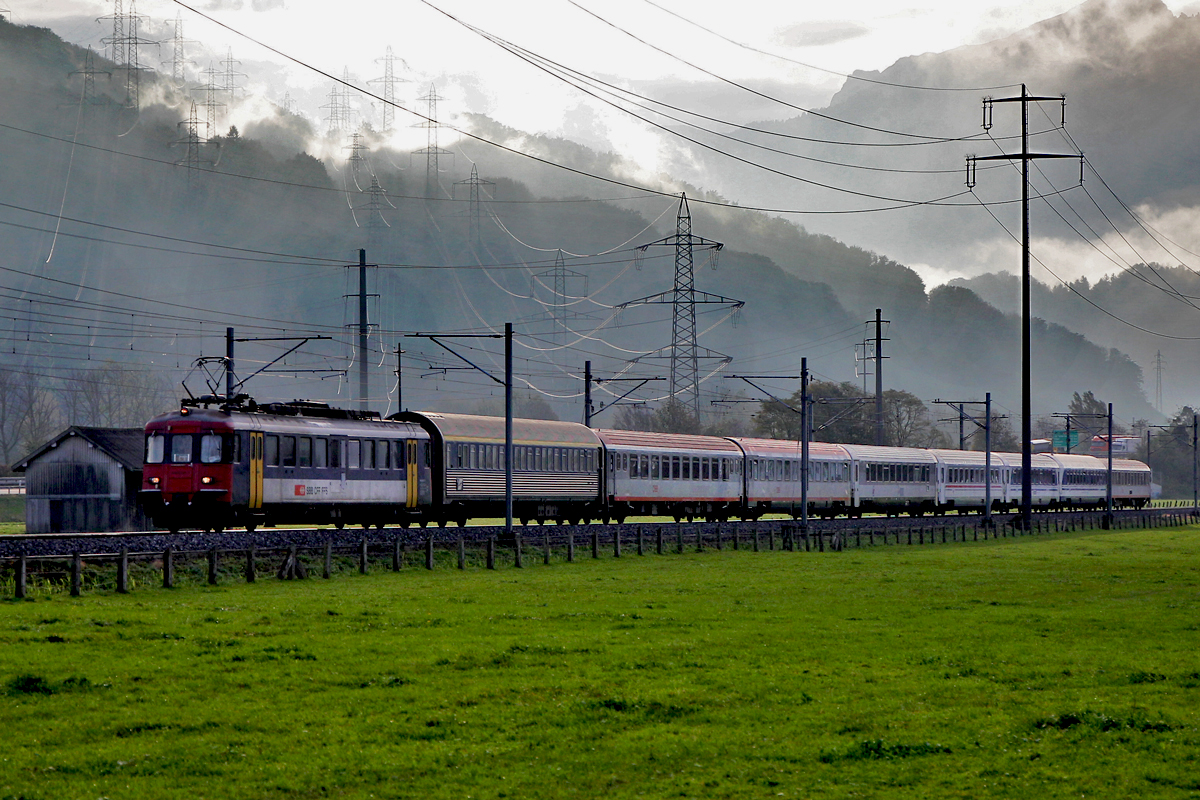 RBe 540 038-7 kommt mir bei starkem Gegenlicht mit dem NE aus Belgrad nach Zürich HB bei Bilten vorüber.Bild vom 16.10.2014