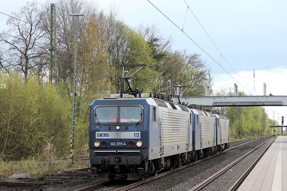 RBH 113 (143 059-4), RBH 135 (143 254-1) und RBH 129 (143 249-1) am 17.04.2017 in Tostedt.