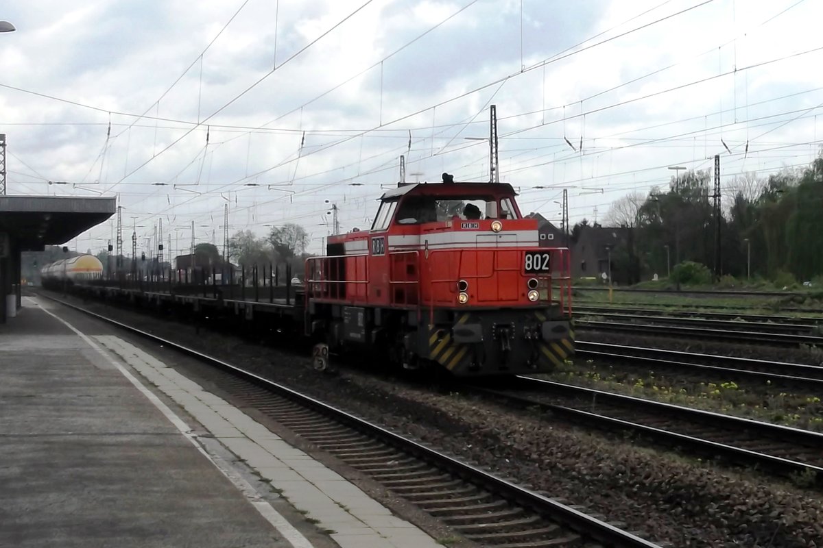 RBH 802 schleppt am 19 September 2014 ein Stahlzug durch Oberhausen Osterfeld Süd.