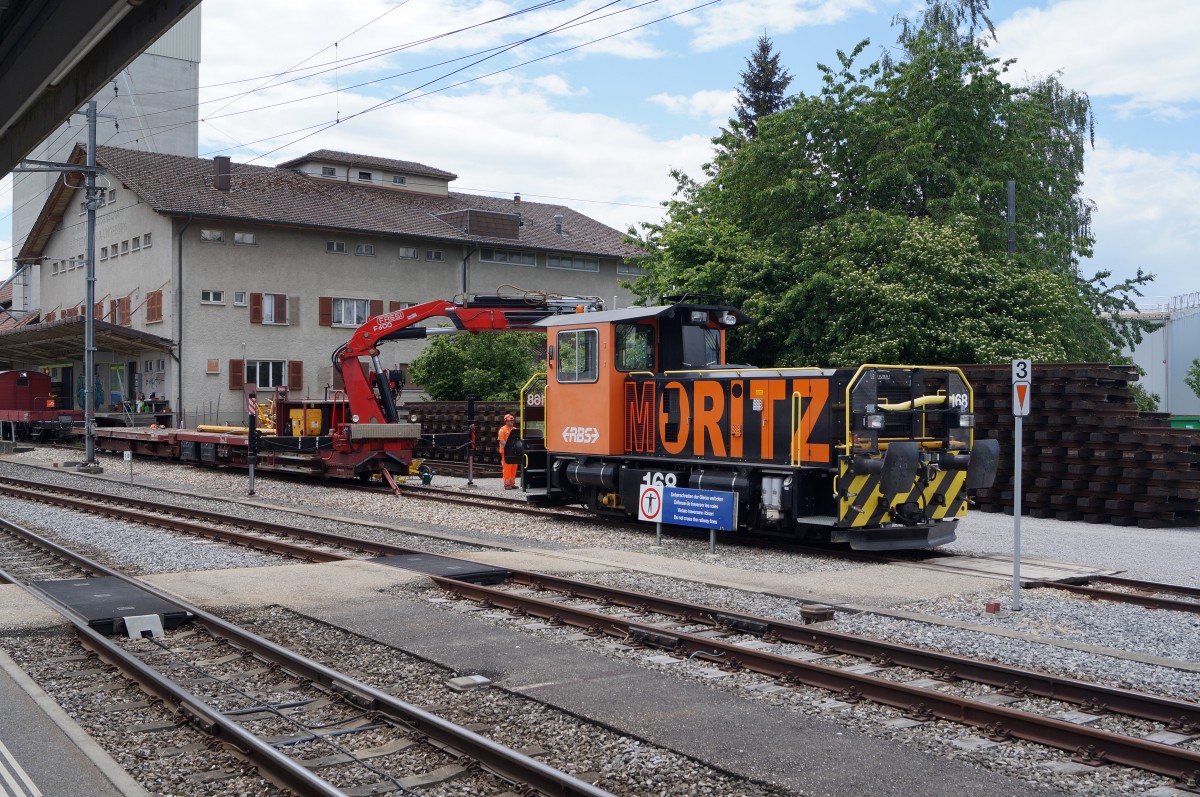 RBS: Die beiden Brder MAX und MORITZ im Einsatz aufgenommen am selben Tag, dem 1. Juni 2015. Der Tmf 2/2 167 brachte einen 75 Jahre alten SAURER D 290 von Lohn Lterkofen nach Bren zum Hof in die Abstellanlage. Der rstige gut erhaltene Oldtimer wird noch immer fr Kanalsphlungen eingesetzt. Tmf 2/2 168 konnte mit einem Bauzug in Btterkinden im Bilde festgehalten werden.
Foto: Walter Ruetsch  