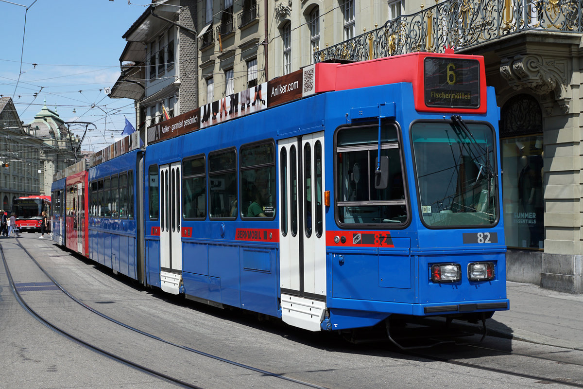 RBS Regionalverkehr Bern Solothurn.
BERNMOBIL.
 MIT M BLAUE BHNLI NACH WORB 
Be 4/10 82 der Tramlinie 6 auf der Fahrt von Worb-Dorf nach Fischermtteli am 15. Juni 2018.
Diese Aufnahme entstand beim Passieren der Tramhaltestelle Zytglogge in Bern.
Foto: Walter Ruetsch   