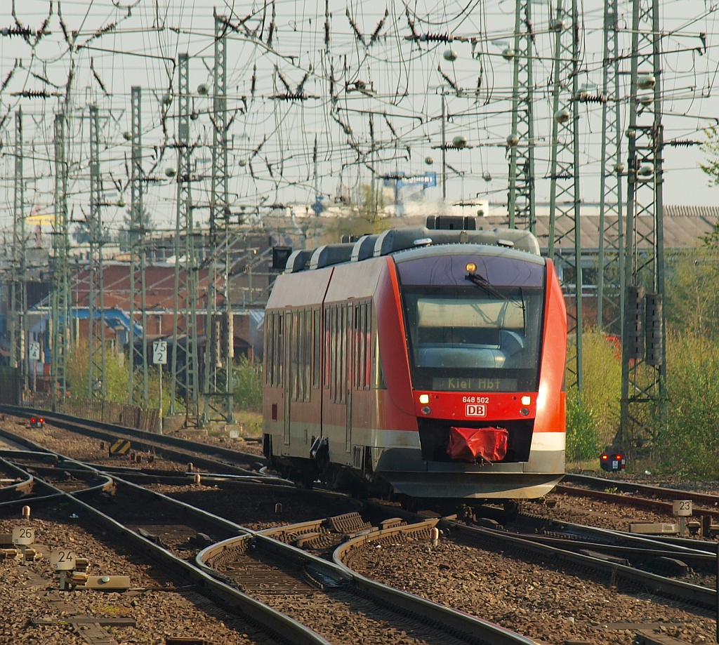 RBSH 648 002/502 kam aus Kiel und hat hier Einfahrt in Neumünster. 21.04.2011