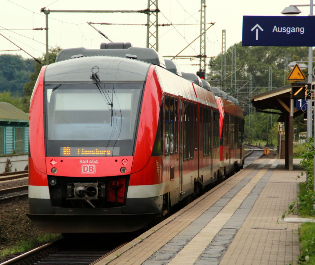 RBSH Lints 648 465/965 und 648 454/954 als RB von Neumünster nach Flensburg hier beim Halt in Schleswig. Grund für diesen Zug war der morgendliche Brand der abgestellten RB in Flensburg bei dem der 1./2.Klassewagen durch einen Schwelbrand stark beschädigt wurde. Schleswig, 21.09.12