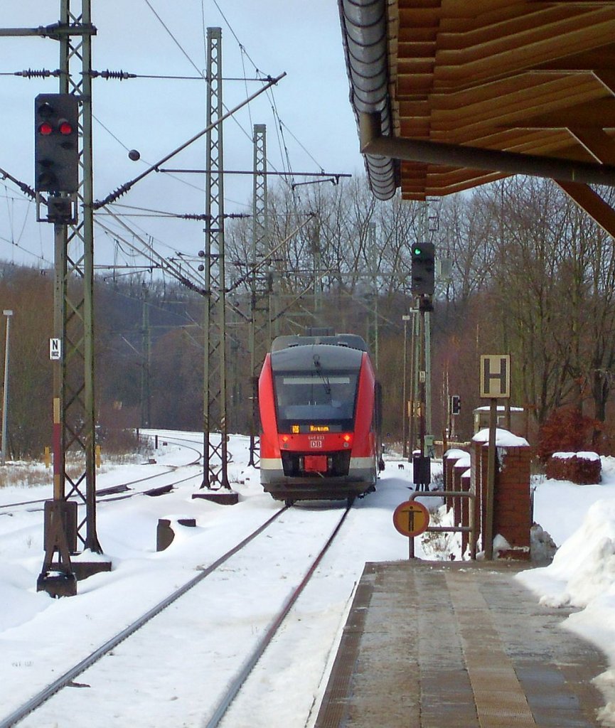 RBSH/nah.sh 648 333/833 verlässt hier den Bhf Schleswig auf dem Weg nach Husum. 09.12.2012