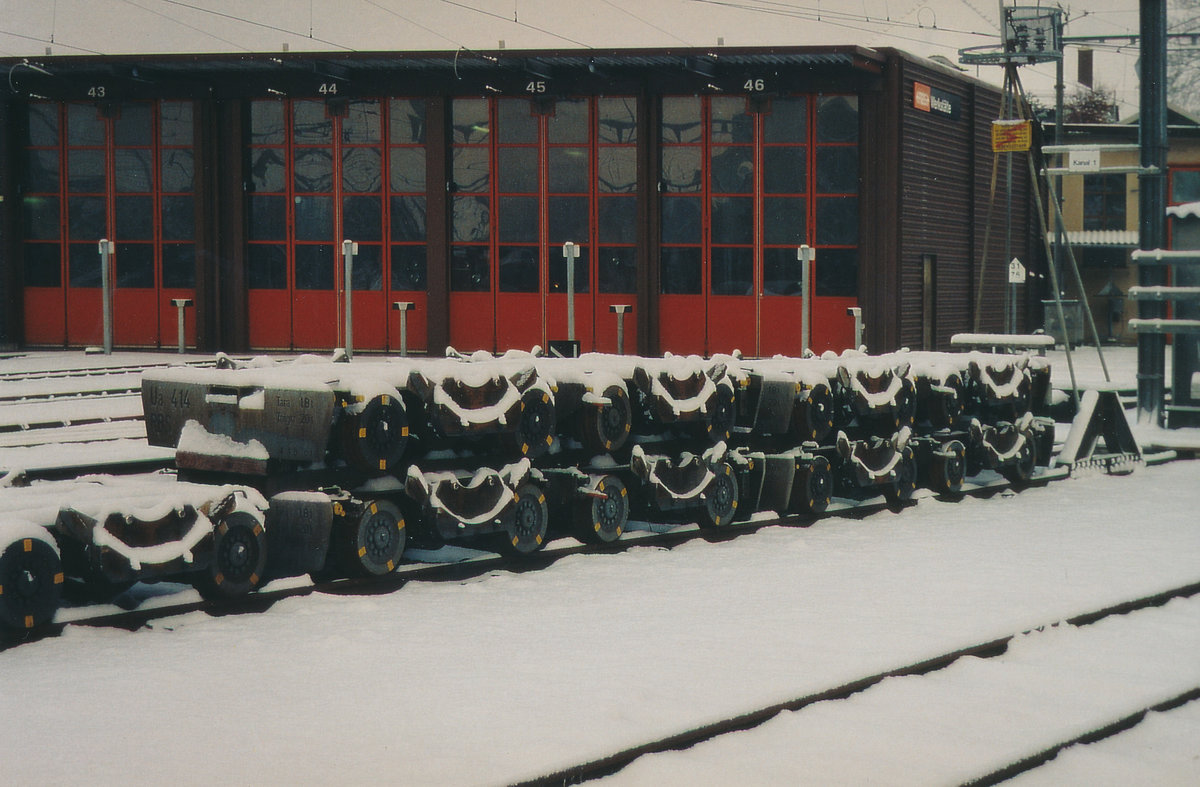 RBS/SZB: Ausrangierte, verzuckerte Rollböcke warteten nach der Einstellung des Güterverkehrs in Solothurn vor der Werkstätte ihr weiteres Schicksal ab (6.12.1995).
Foto: Walter Ruetsch  