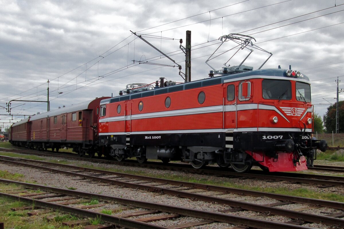 Rc 1007 verlässt mit ein Sonderzug das Eisenbahnmuseum von Gävle am 12 September 2015.