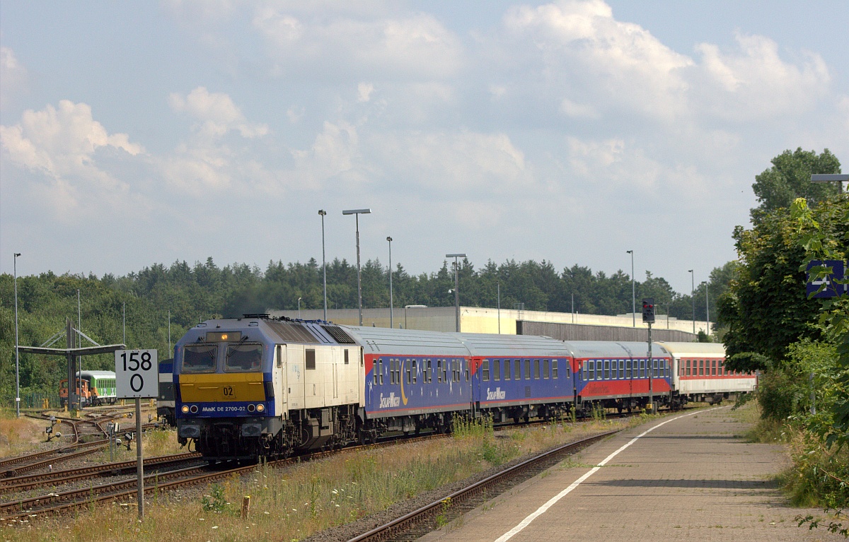 RDC MaK De2700-02 mit dem DLr 93209 aus HH-Langenfelde kommend hat hier mit 4 BTEX Wagen Einfahrt in Husum. 25.07.2021