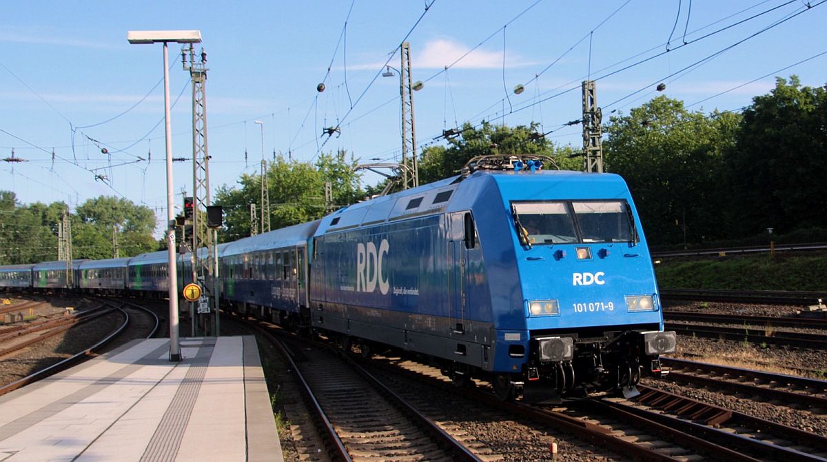 RDC/RAG 101 071-9 mit SJ Nachtzug Einfahrt HH-Hbf 19.06.2024 M.S/D.P 