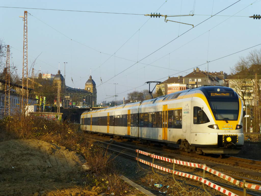 RE 13 (eurobahn ET 7.08) nach Hamm bei der Durchfahrt in Steinbeck, 17.3.16