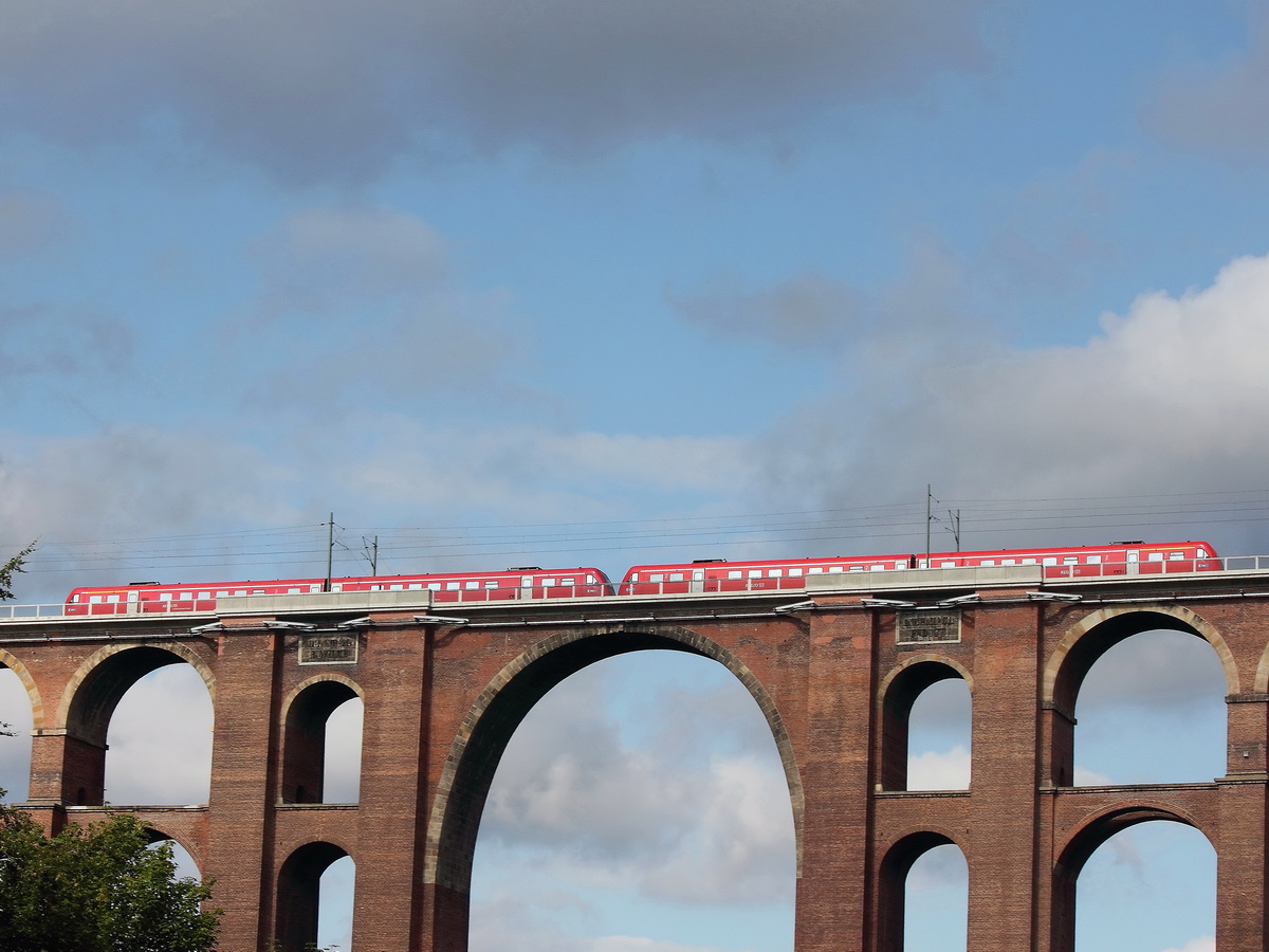 RE 3452 nach Nürnberg bestehend aus 2 unbekannten Tiebzügen der BR 612 am 12. August 2014 auf der Göltzschtalbrücke.