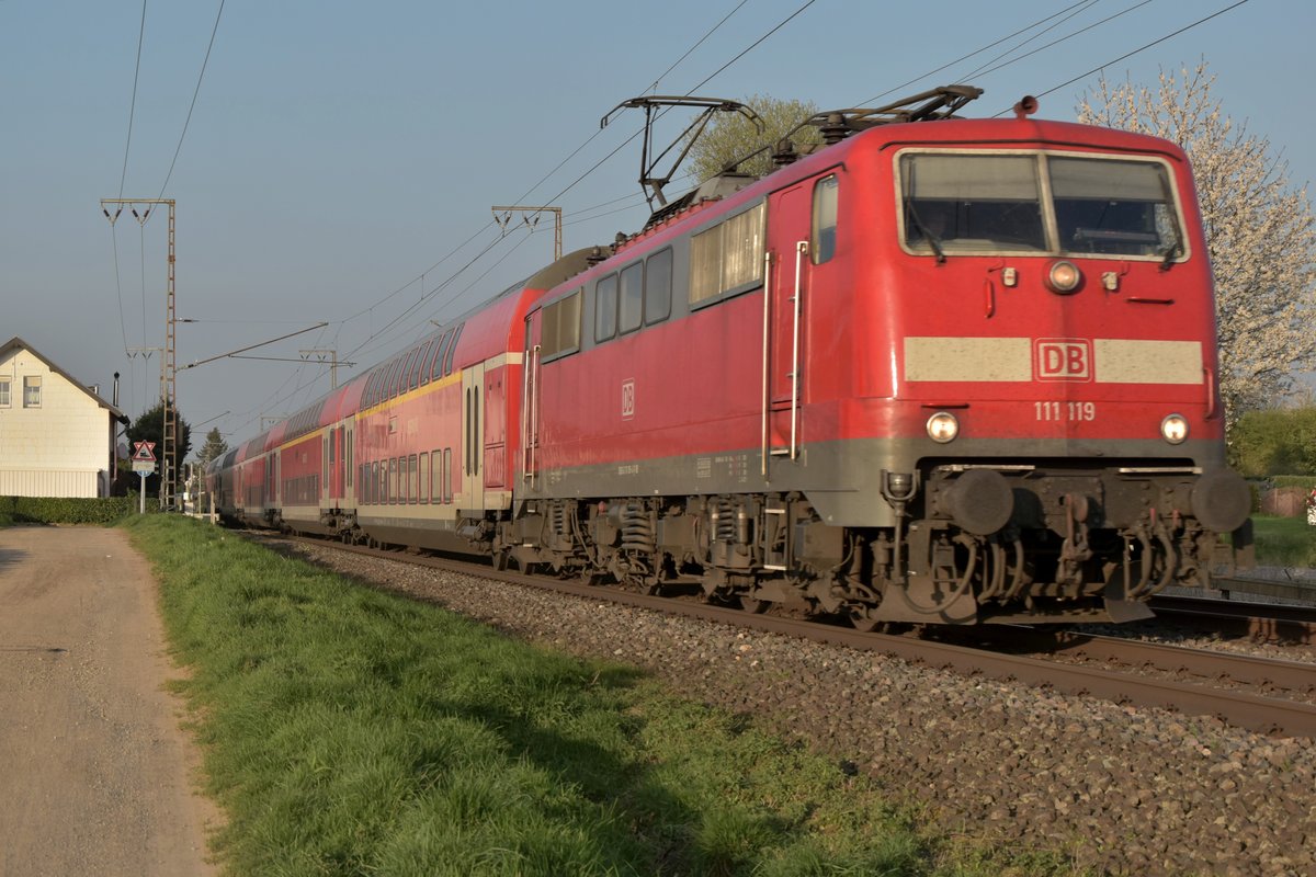 RE 4 nach Aachen Hbf bei Wickrath Dahler Weg gezogen von der 111 119. 3.4.2017