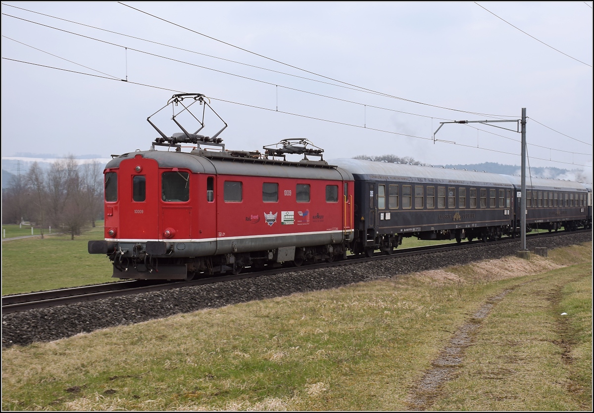 Re 4/4 I 10009 als Schiebelok bei einer Dampffahrt zum Gotthard. Otelfingen, März 2018.