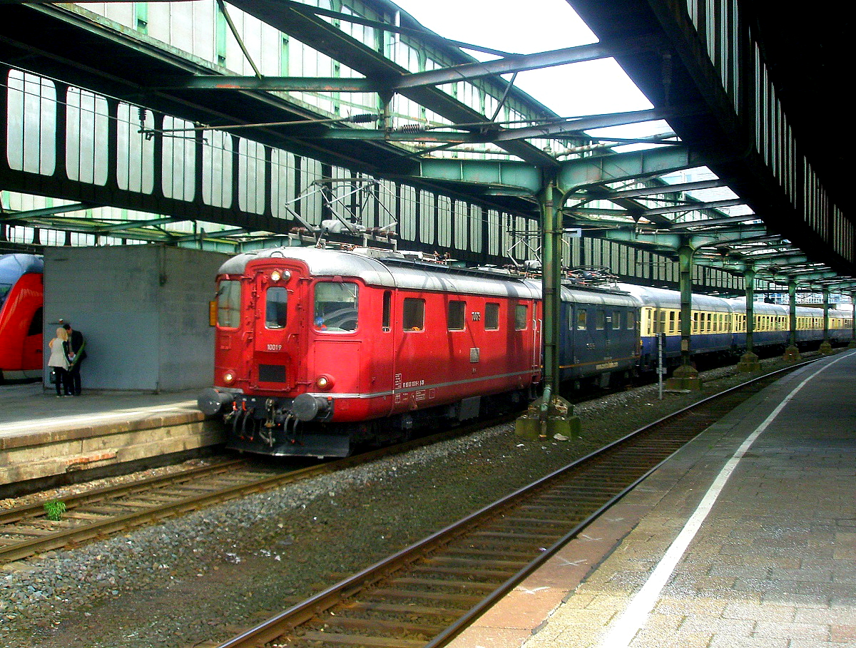 Re 4/4 I 10019 und 10008 der Centralbahn AG am 31.05.2013 im Duisburger Hauptbahnhof vor dem  Hetzerather , ein Sonderzug, der Feierlustige freitags von Rheine/Münster an die Mosel und sonntagnachmittags zurückbringt