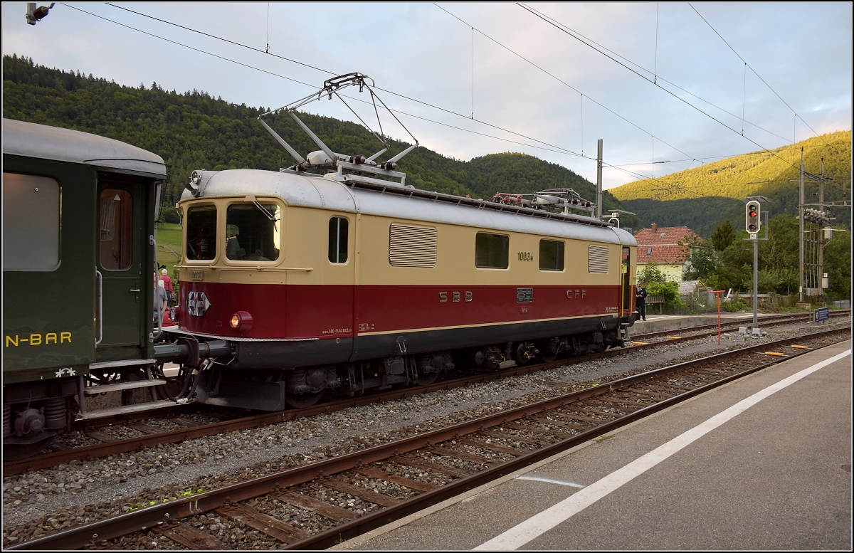 Re 4/4 I 10034 auf Jurarundfahrt. Zur Zürcher Streetparade wird gleichzeitig eine Rundfahrt durch den Jura mit Dinner im Zug angeboten. Hier bei der Einfahrt nach Sanceboz-Sombeval, August 2017. 