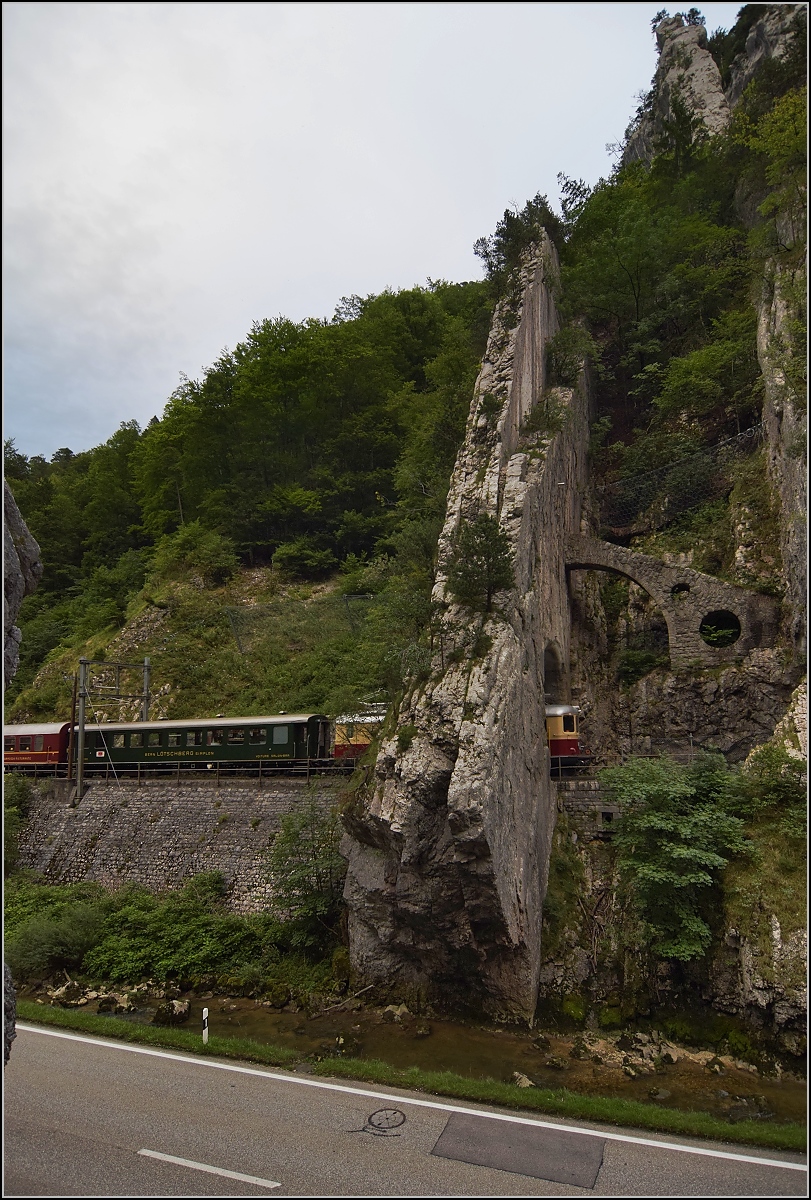 Re 4/4 I 10034 auf Jurarundfahrt. Zur Zürcher Streetparade wird gleichzeitig eine Rundfahrt durch den Jura mit Dinner im Zug angeboten. Hier in der Clus bei Moutier, die Lok steckt gerade im kürzesten Tunnel der Schweiz. August 2017. 