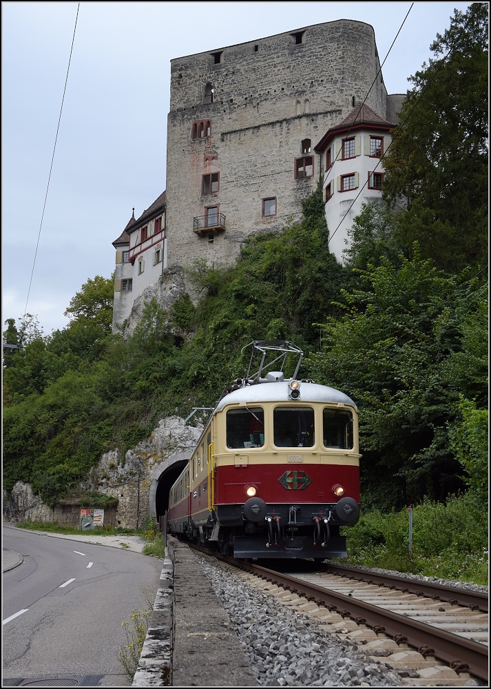 Re 4/4 I 10034 auf Jurarundfahrt. Zur Zürcher Streetparade wird gleichzeitig eine Rundfahrt durch den Jura mit Dinner im Zug angeboten. Hier unter Schloss Angenstein bei Aesch, August 2017. 