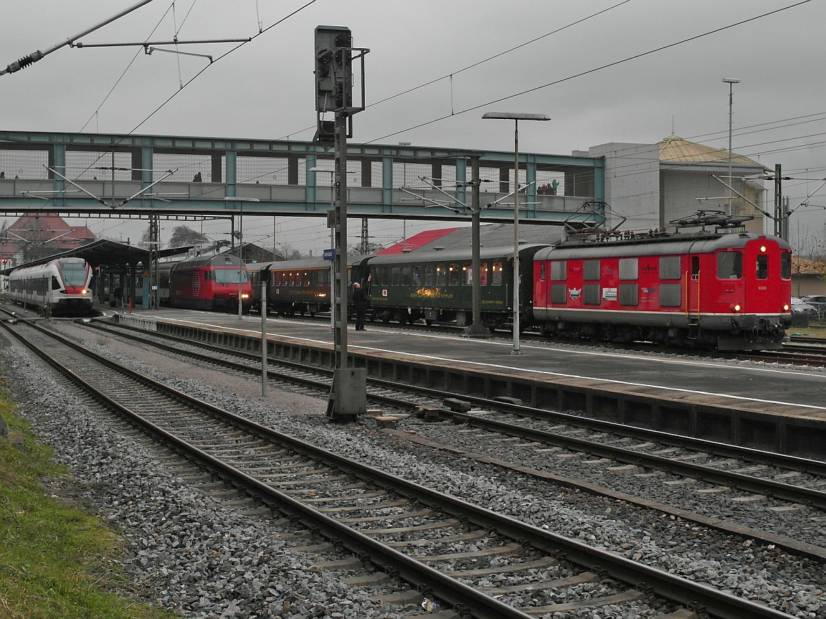 Re 4/4 I bernimmt den von 2016 014 nach Konstanz gezogenen Sonderzug (07.12.2014).