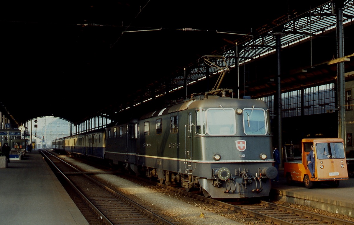 Re 4/4 II 11161 und eine weitere Re 4/4 II im Juli 1983 im Bahnhof Olten