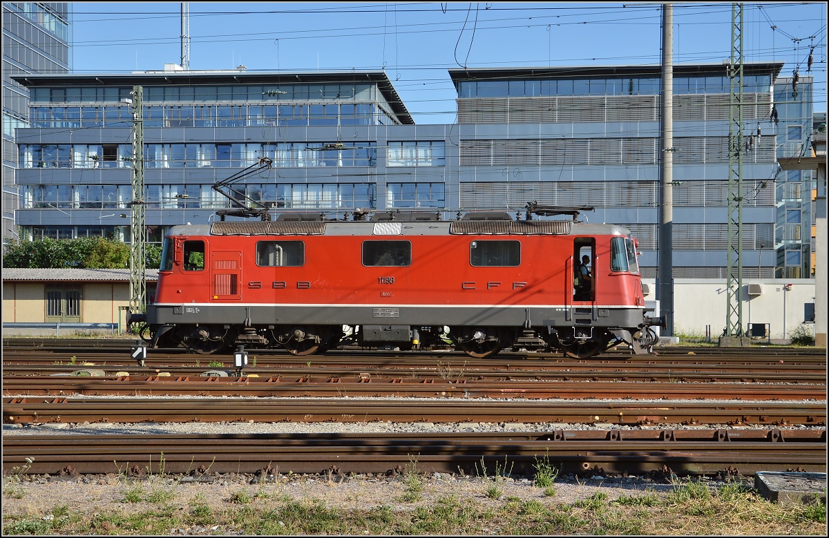 Re 4/4 II 11198 mit Durchblick in Singen. August 2015.