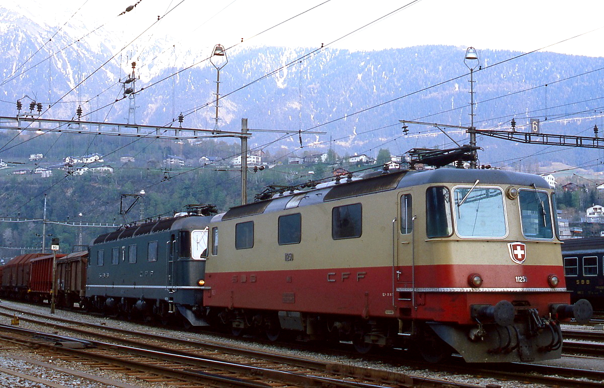Re 4/4 II 11250 als Vorspannlok vor einer Re 6/6 im Mai 1980 im Bahnhof Brig