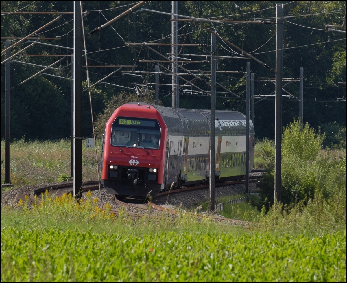 Re 450 040 mit der Kurzversion der S-Bahn Zürich bei Rümlang. September 2021.