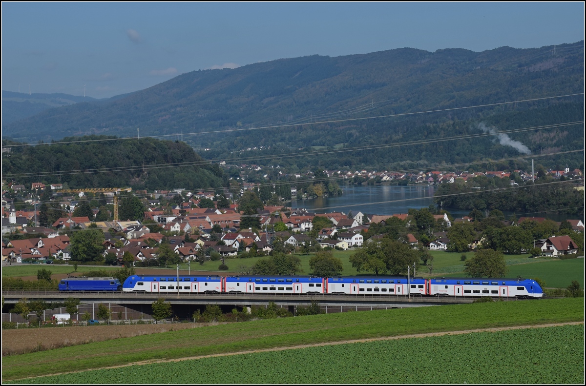 Re 456 111 zieht einen neuen Mälartåg S-ABTR 94 74 0701 129-7 ER1 am Rhein entlang Richtung Basel. Mumpf, September 2020.